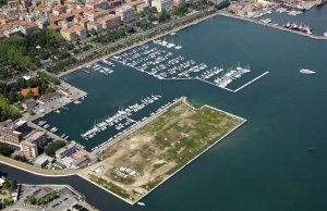 125 x 22 Meter Ligplaats Port Mirabello Jachthaven, La Spezia